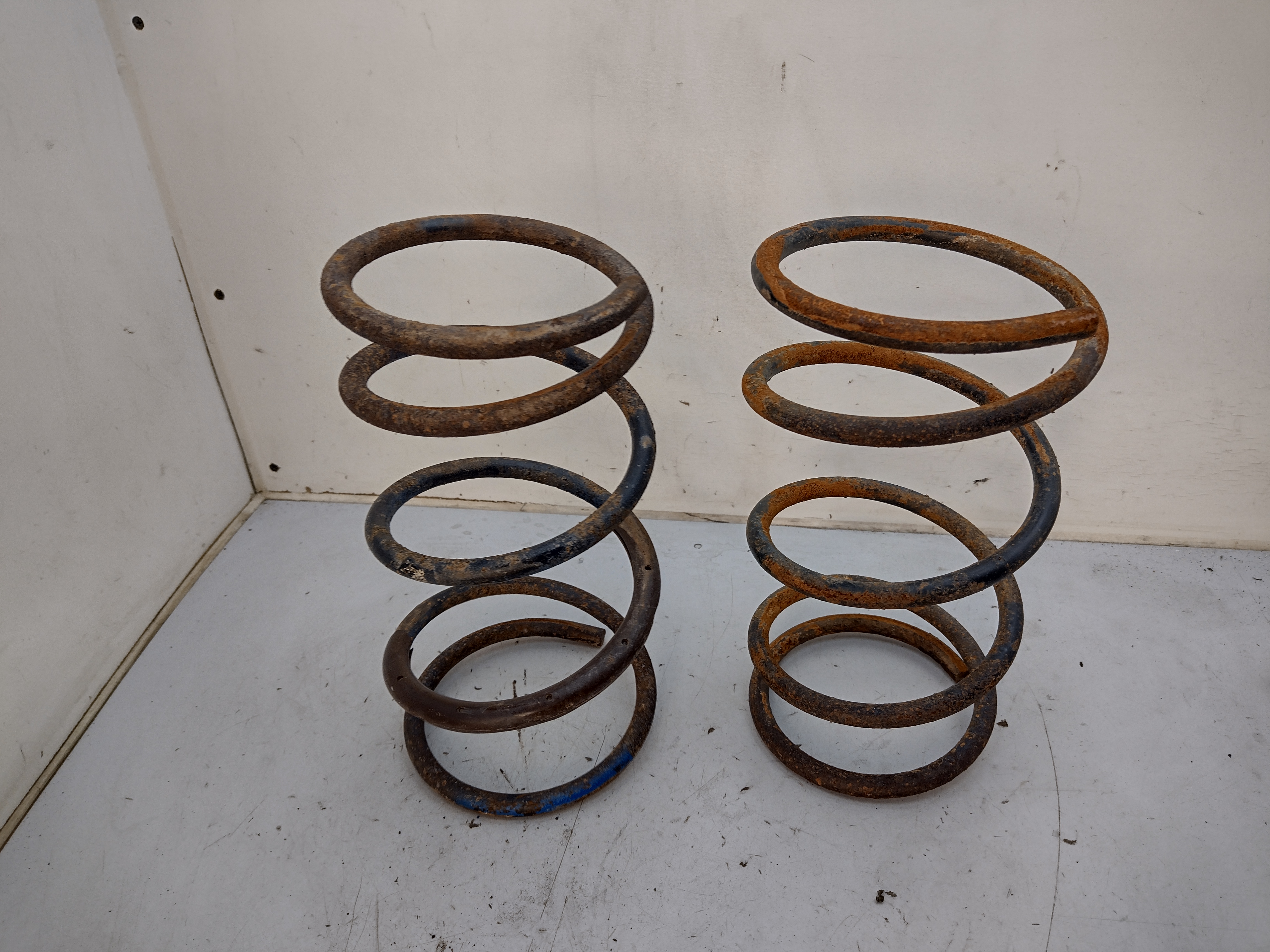 Satz Federn Hinterachse hinten für Subaru Legacy 1 BC Limo Sedan Satz Federn Hinterachse hinten für Subaru Legacy 1 BC Limo Sedan