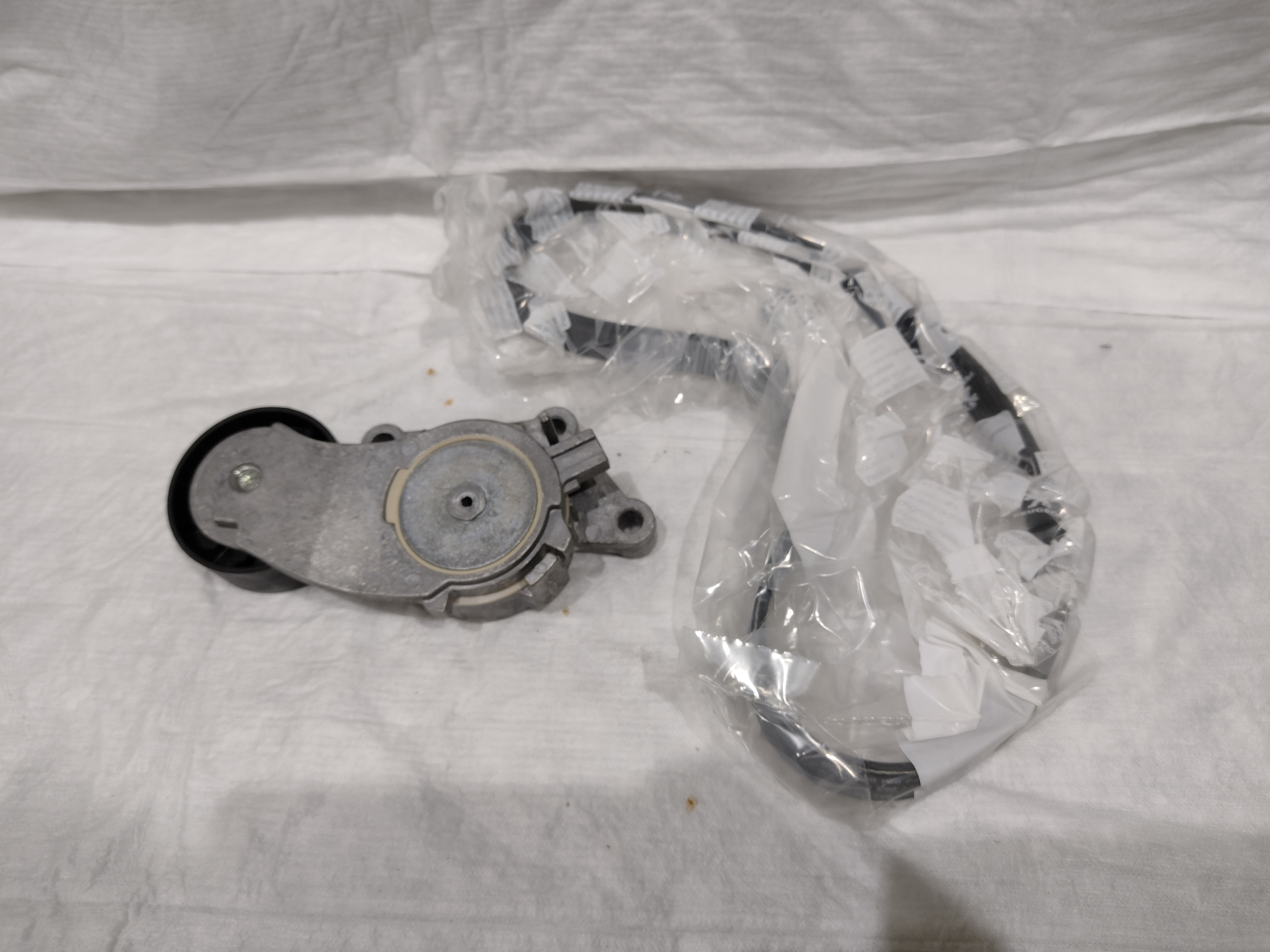 Peugeot / Citroen Keilrippenriemensatz 1611277980 NEU NOS NEW Peugeot / Citroen Keilrippenriemensatz 1611277980 NEU NOS NEW