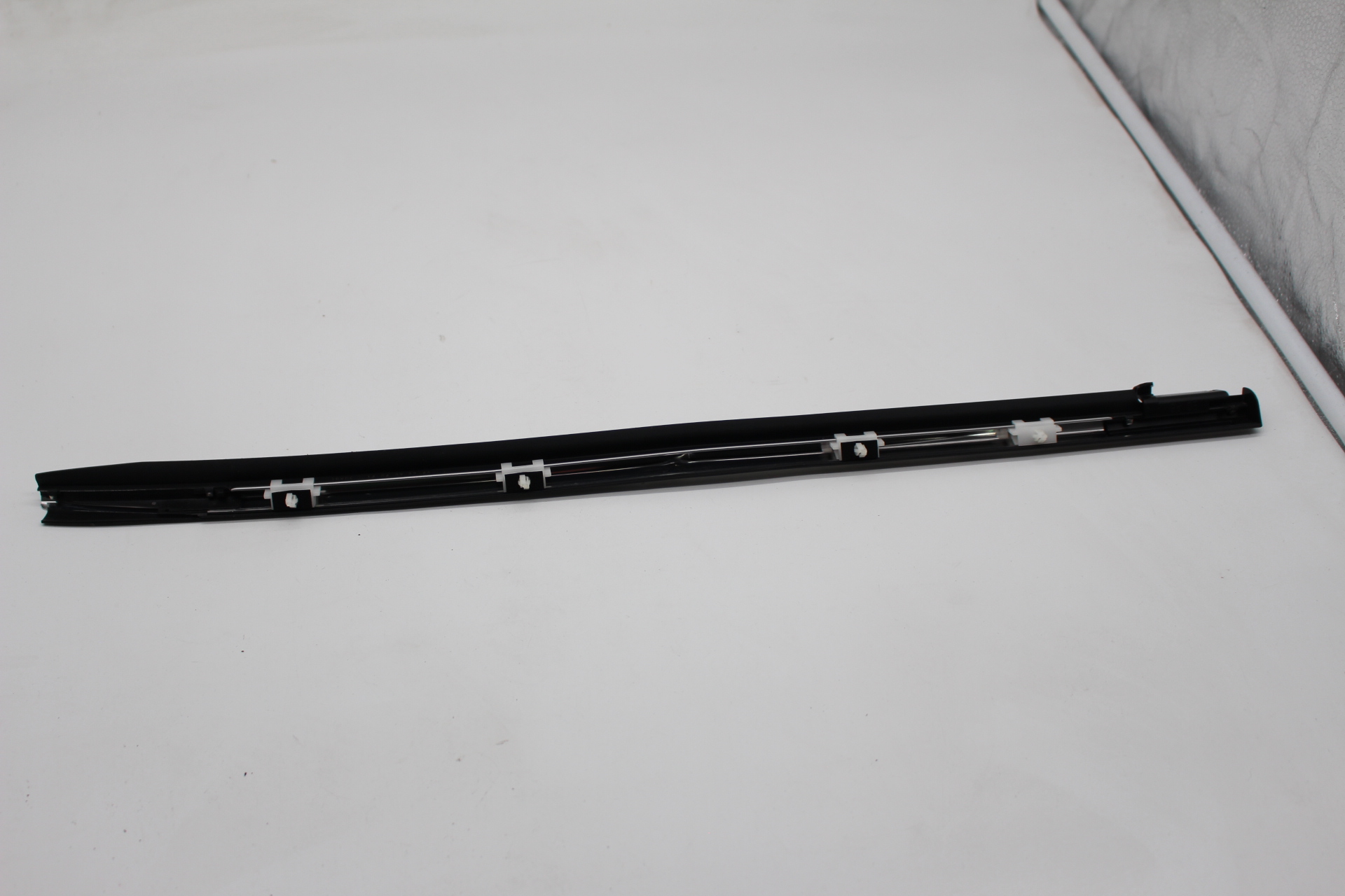 Peugeot 108 / Citroen C1 II Dichtleiste, Türscheibe hinten links außen B000828480 NEU NOS NEW OEM
