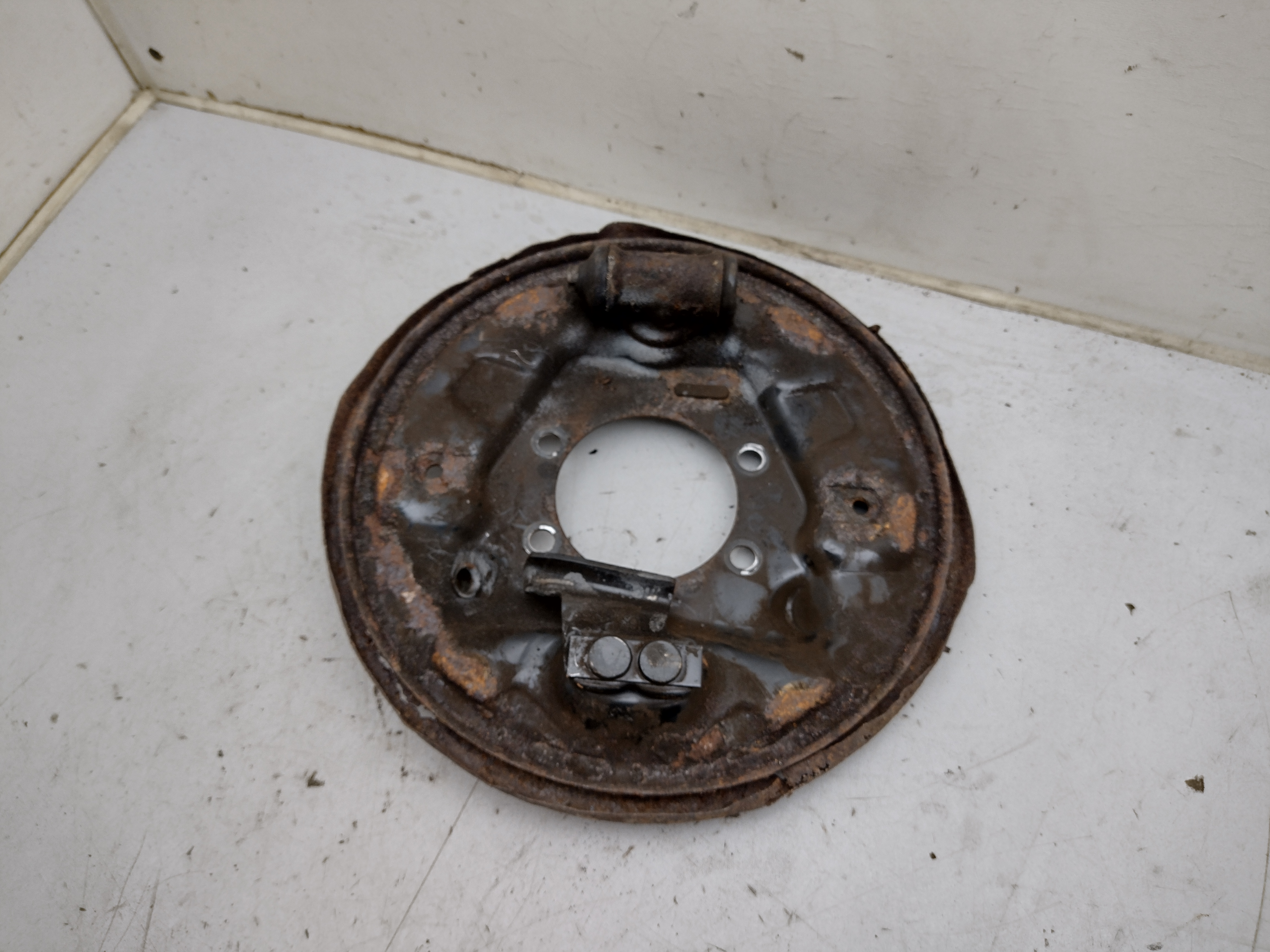 gebrauchtes Ankerblech hinten links für Subaru Impreza 1 GC GF Legacy 1 BC BJF ohne ABS gebrauchtes Ankerblech hinten links für Subaru Impreza 1 GC GF Legacy 1 BC BJF ohne ABS