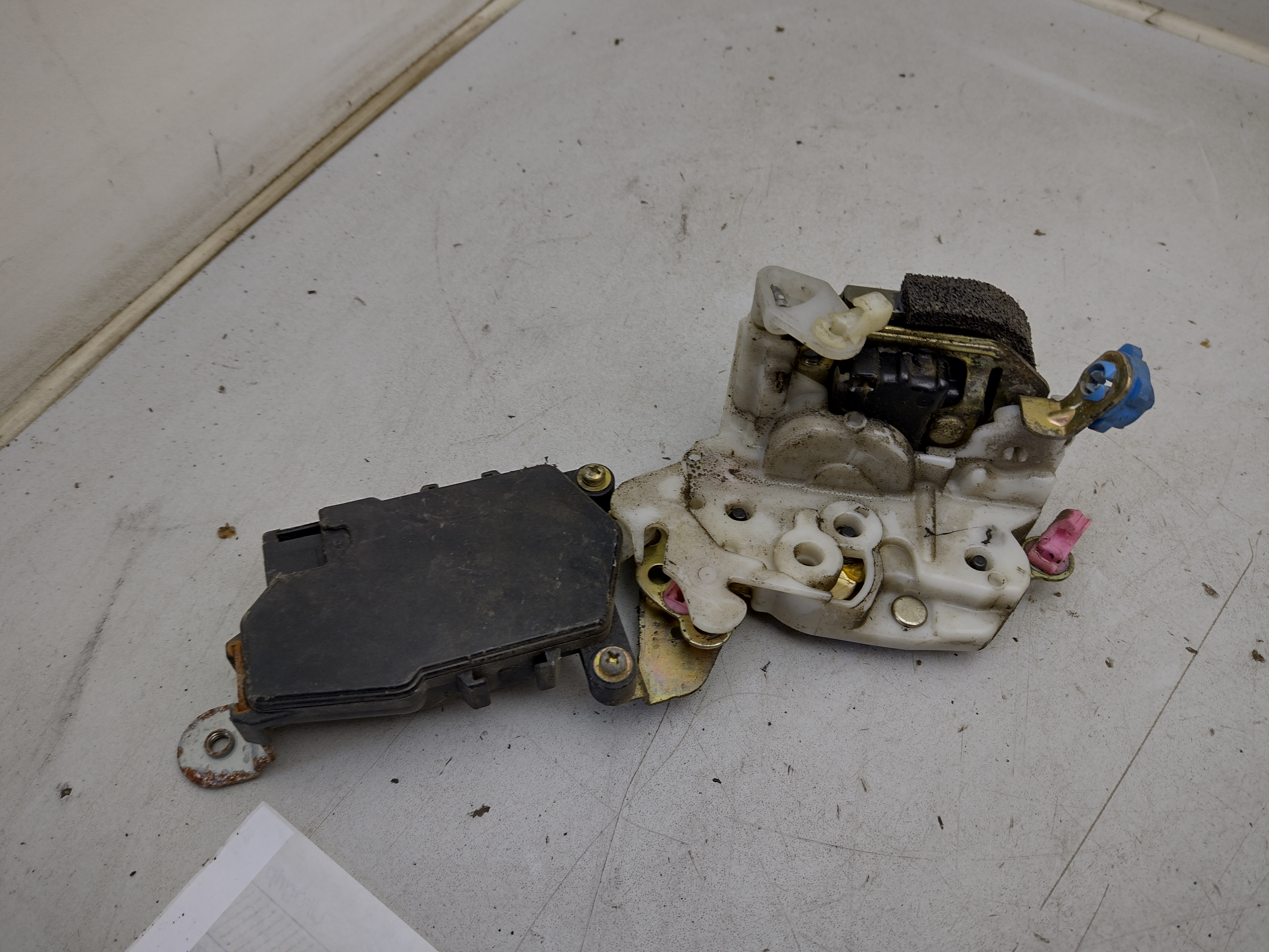 Türschloss vorne rechts von Subaru Impreza GC GF 93-00 Türschloss vorne rechts von Subaru Impreza GC GF 93-00