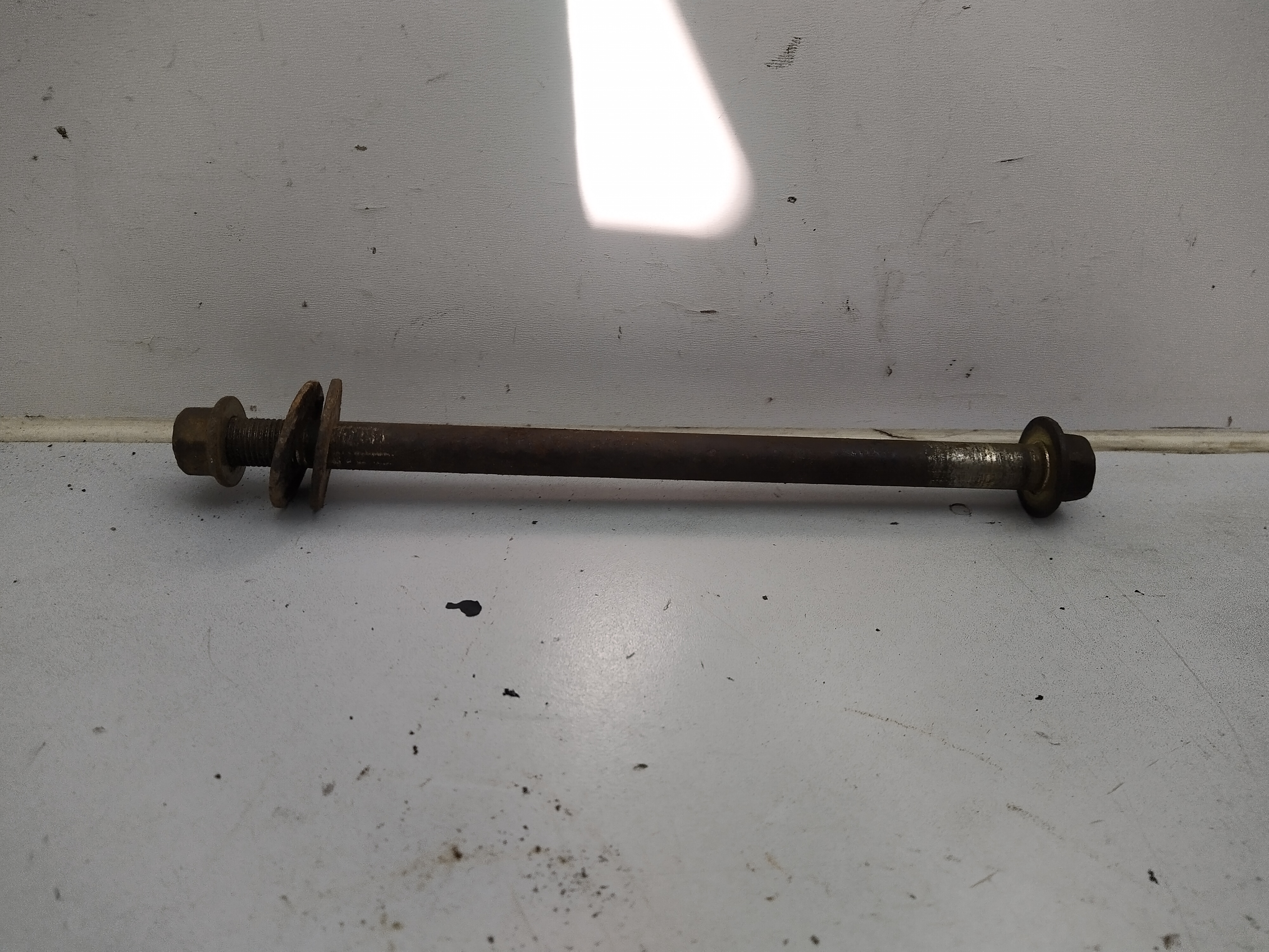 Lange Querlenkerschraube hinten für Subaru Impreza / Legacy / Forester Lange Querlenkerschraube hinten für Subaru Impreza / Legacy / Forester