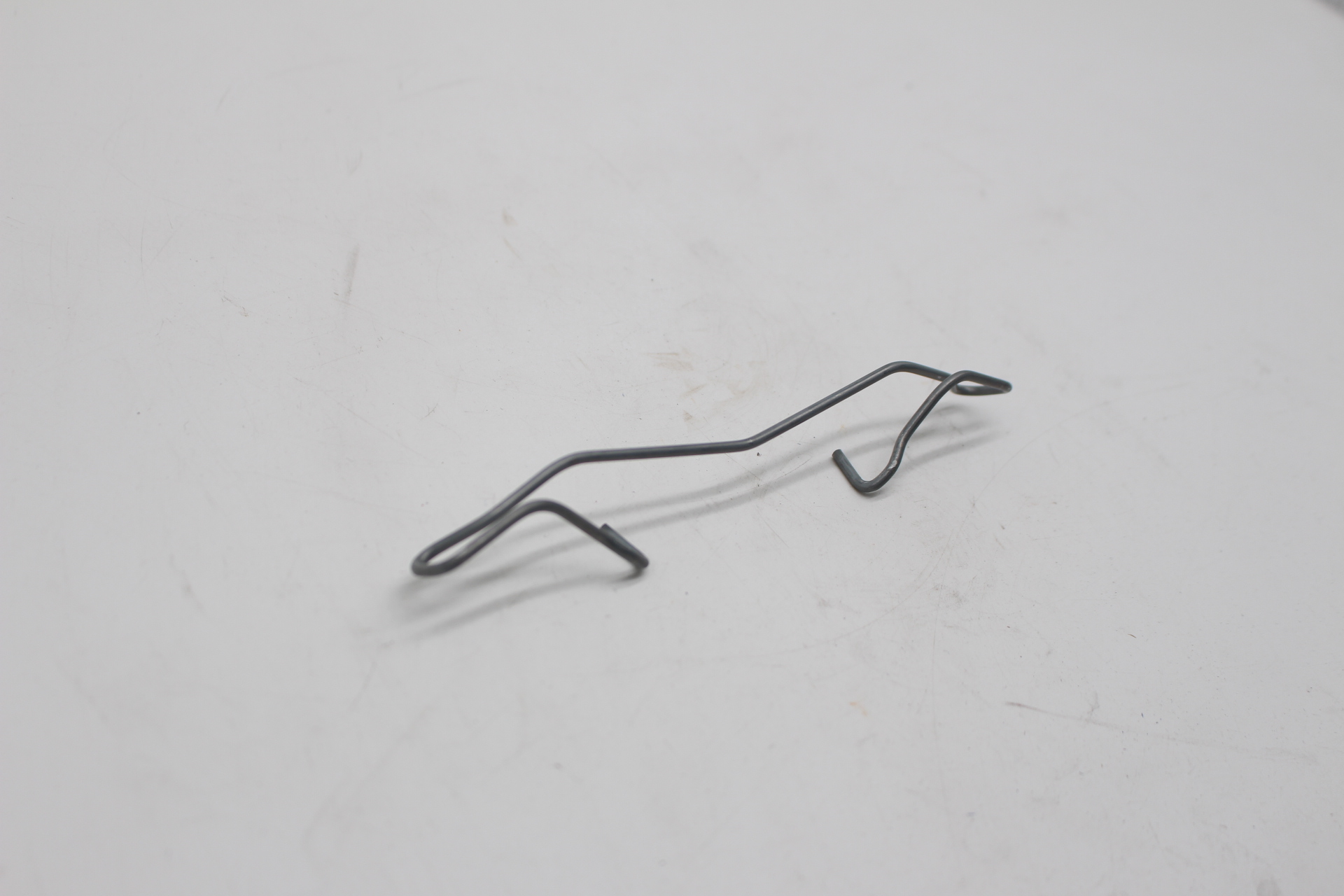 Peugeot / Citroen Haltefeder für Bremsbeläge vorne 9834700280 NEU NOS NEW OEM