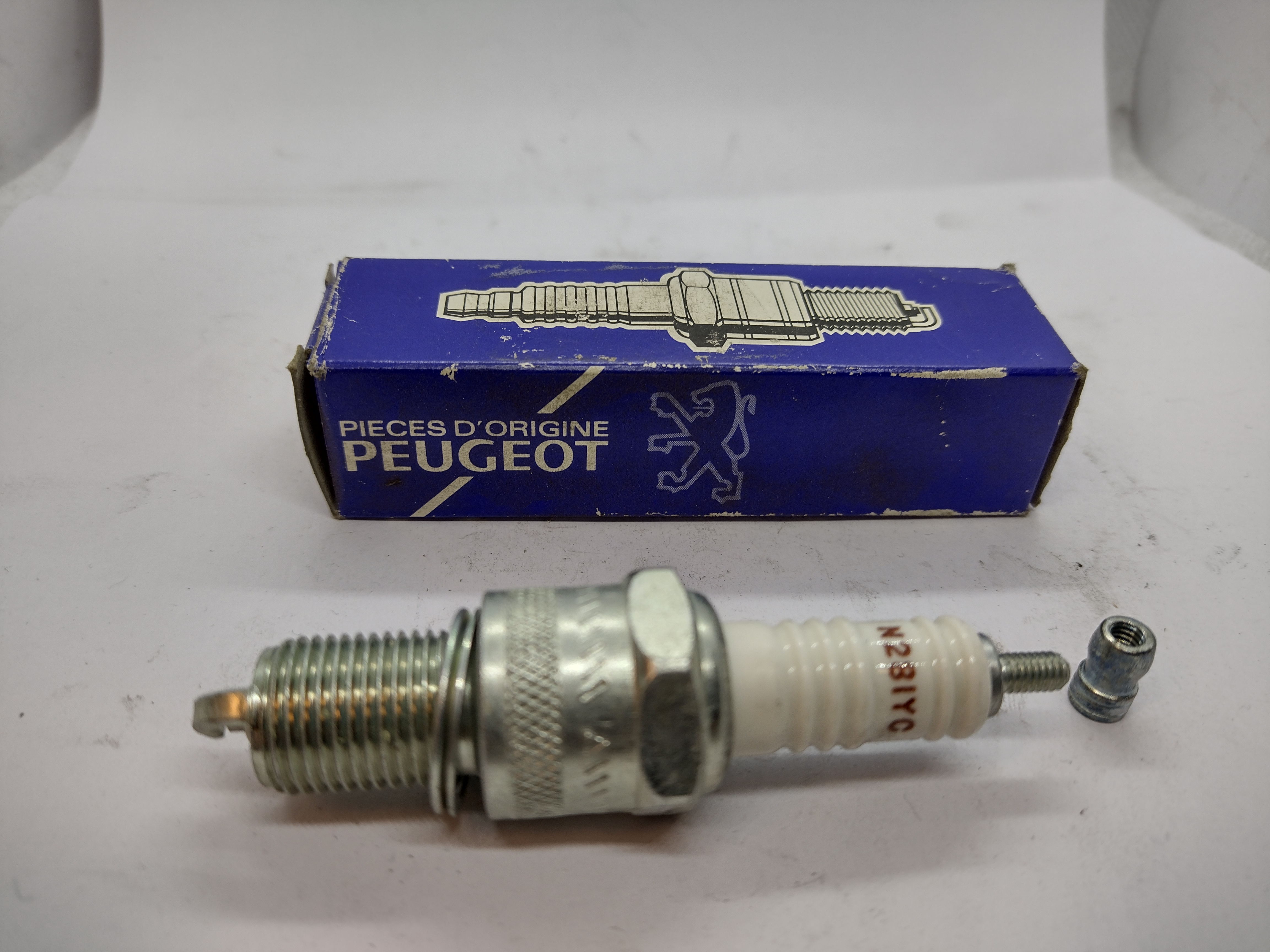 Original Peugeot Zündkerze 596216 Champion N281YC NEU NOS NEW Original Peugeot Zündkerze 596216 Champion N281YC NEU NOS NEW
