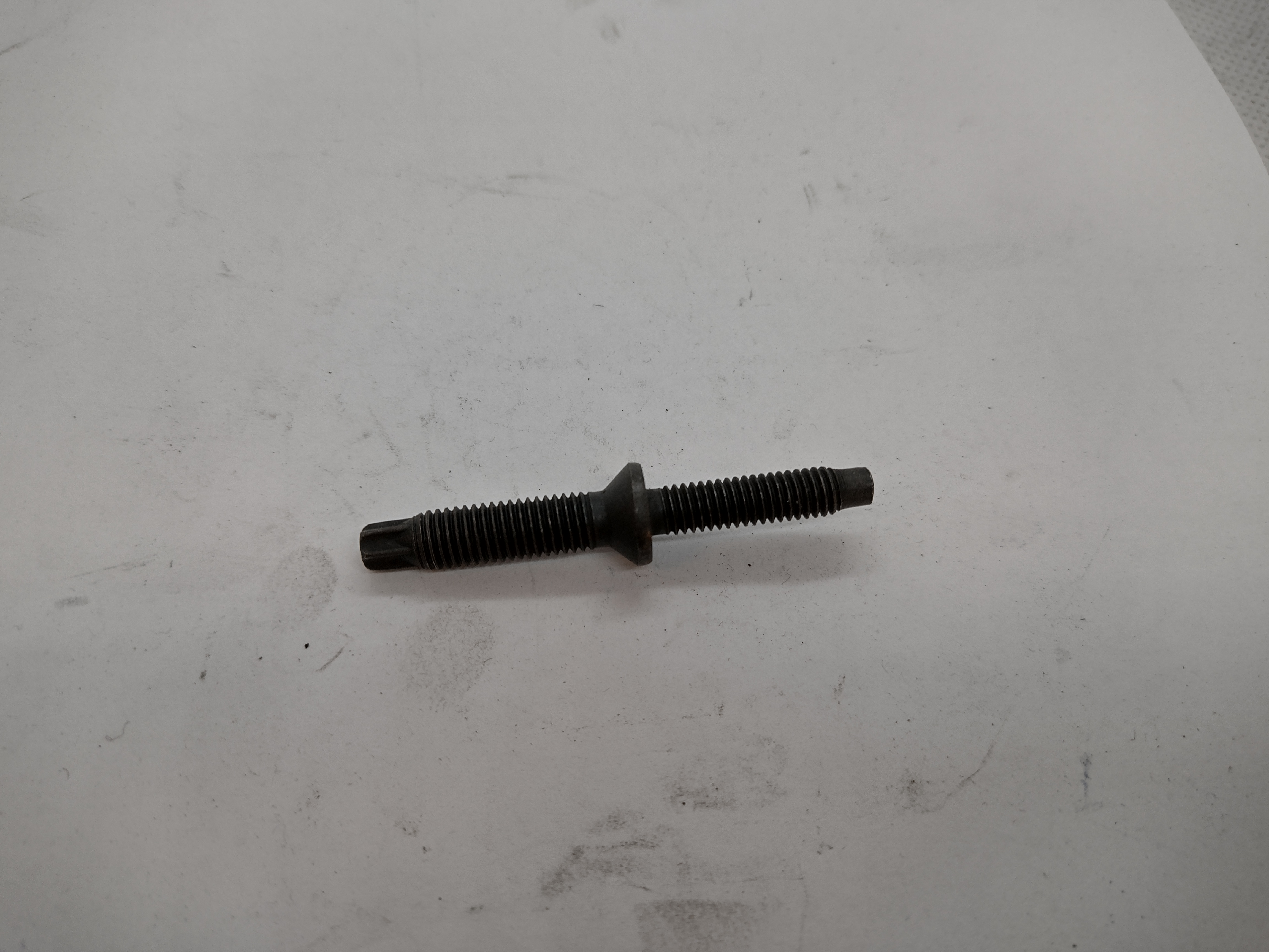 Peugeot / Citroen Gewindebolzen für Injektor-Befestigung 198262 NEU NOS NEW OEM Peugeot / Citroen Gewindebolzen für Injektor-Befestigung 198262 NEU NOS NEW OEM