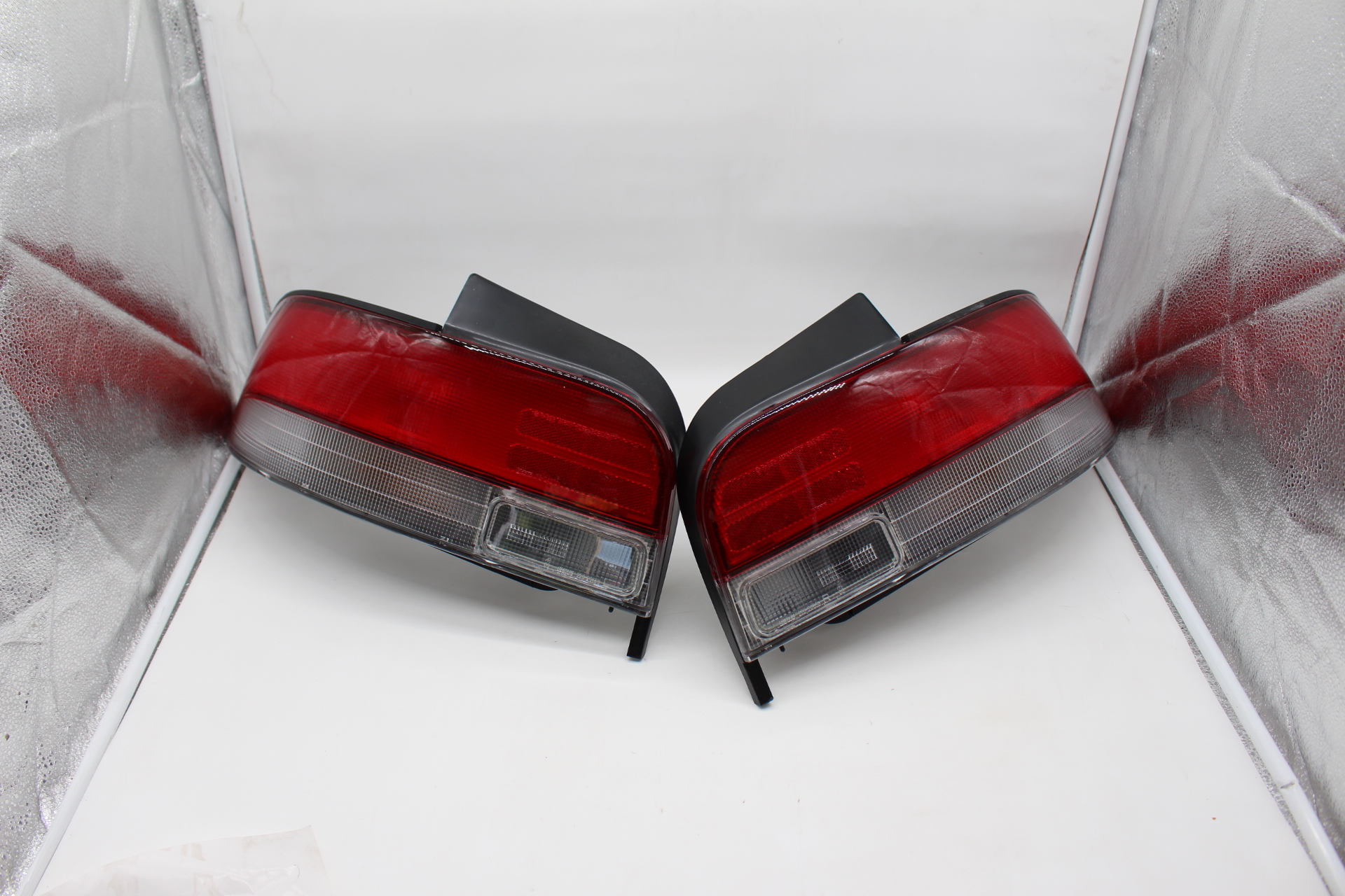 Satz JDM Rückleuchten rot/weiß für Subaru Impreza GC8 Sedan 1992–2000 – 84201FA180 / 84201FA190