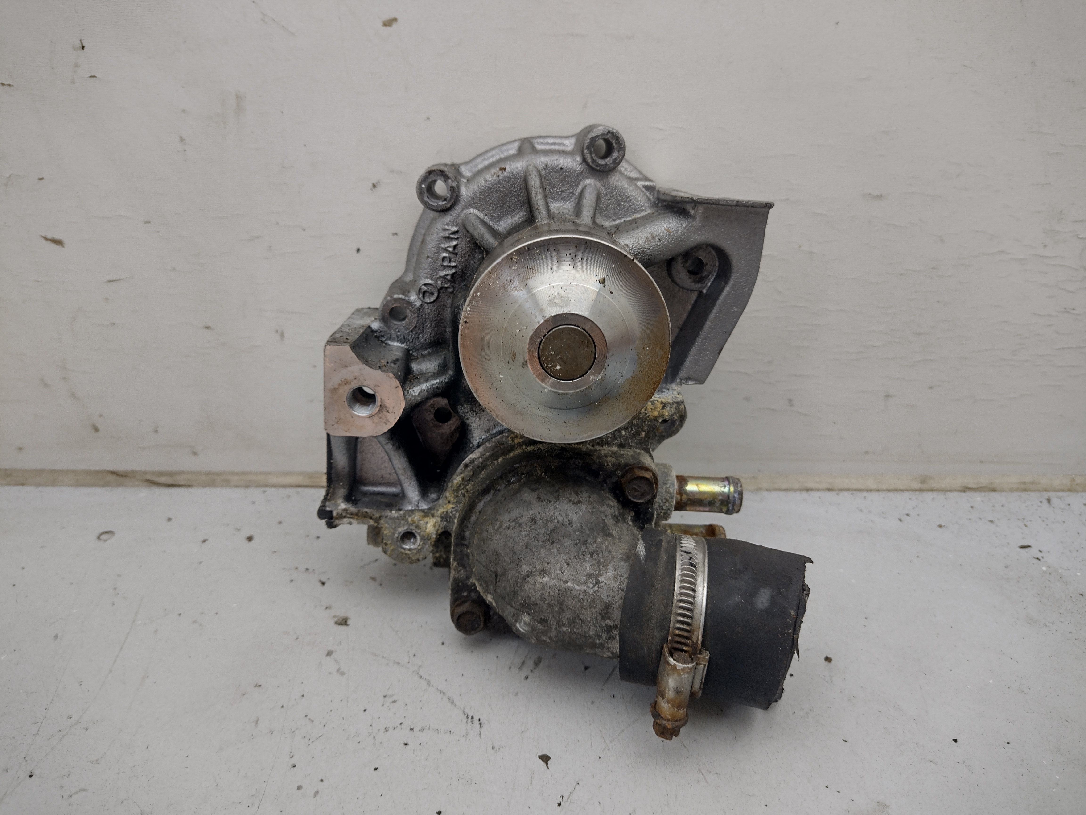 Wasserpumpe mit Gussrad 3 Abgängen für SUBARU LEGACY Turbo BC BJF Wasserpumpe mit Gussrad 3 Abgängen für SUBARU LEGACY Turbo BC BJF