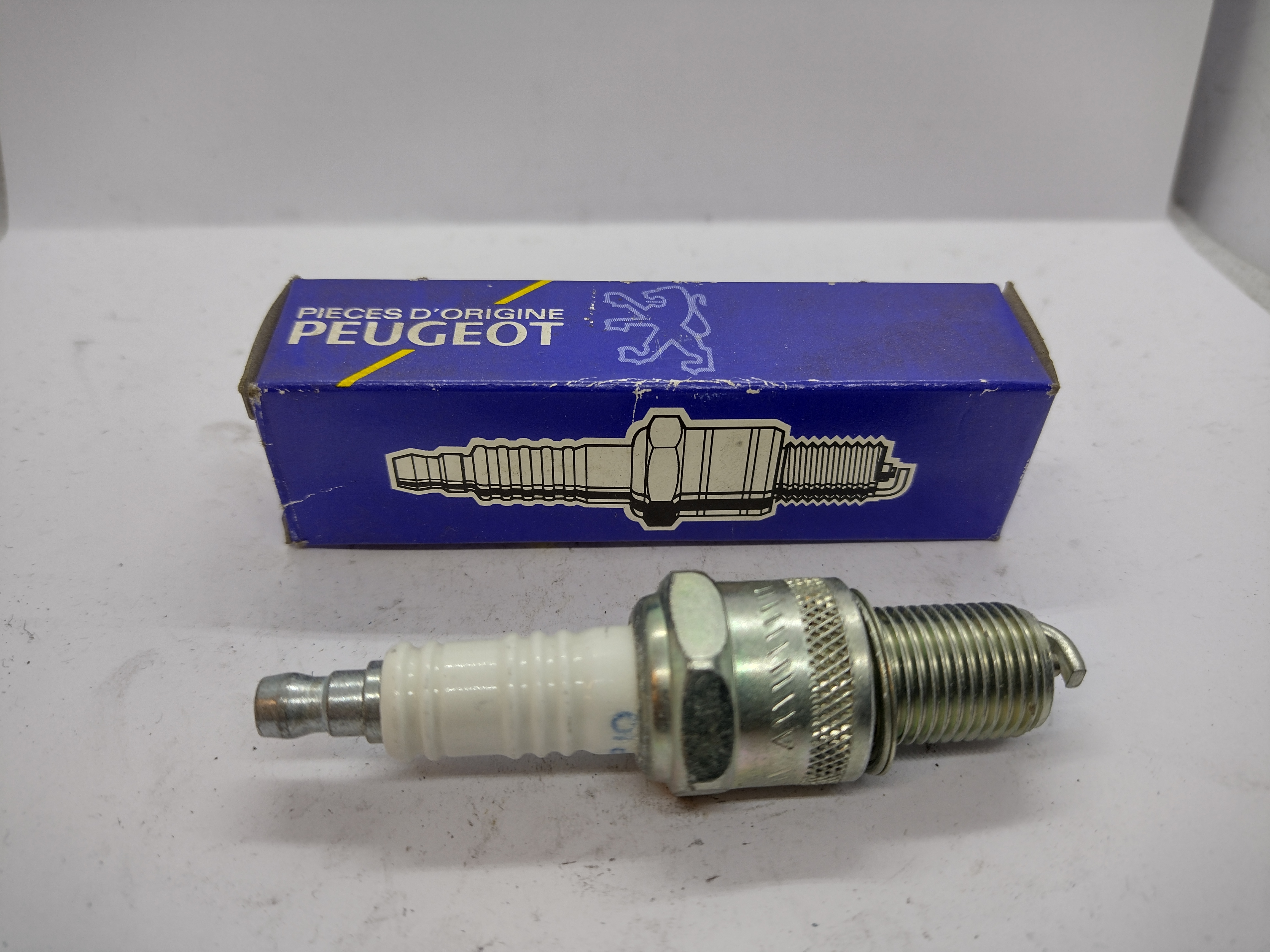 Peugeot Zündkerze 5962K8 CP10 NEU NOS NEW OEM Peugeot Zündkerze 5962K8 CP10 NEU NOS NEW OEM