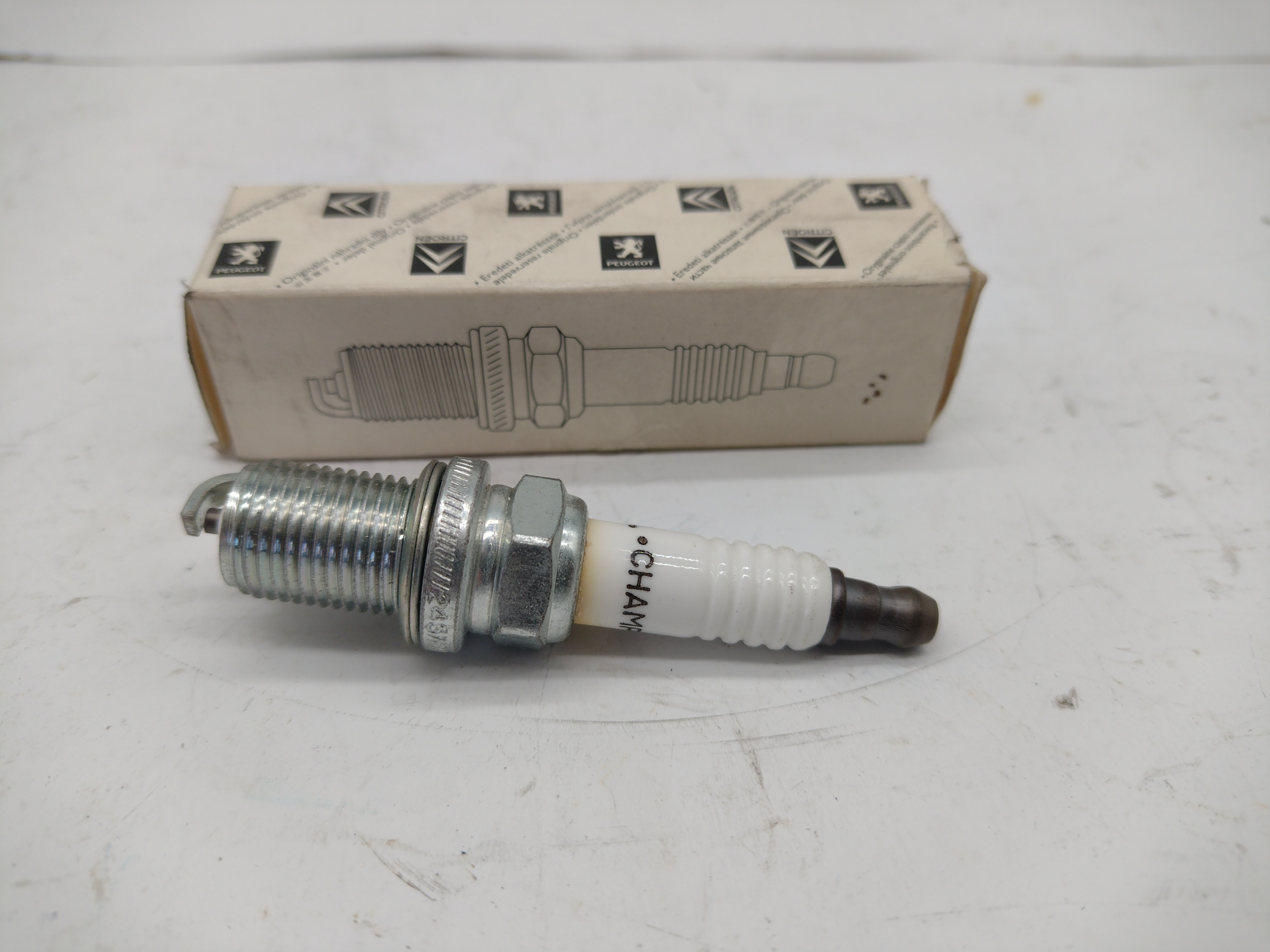Citroen / Peugeot Zündkerze 596006 Champion REA8MCL NEU NOS NEW Citroen / Peugeot Zündkerze 596006 Champion REA8MCL NEU NOS NEW