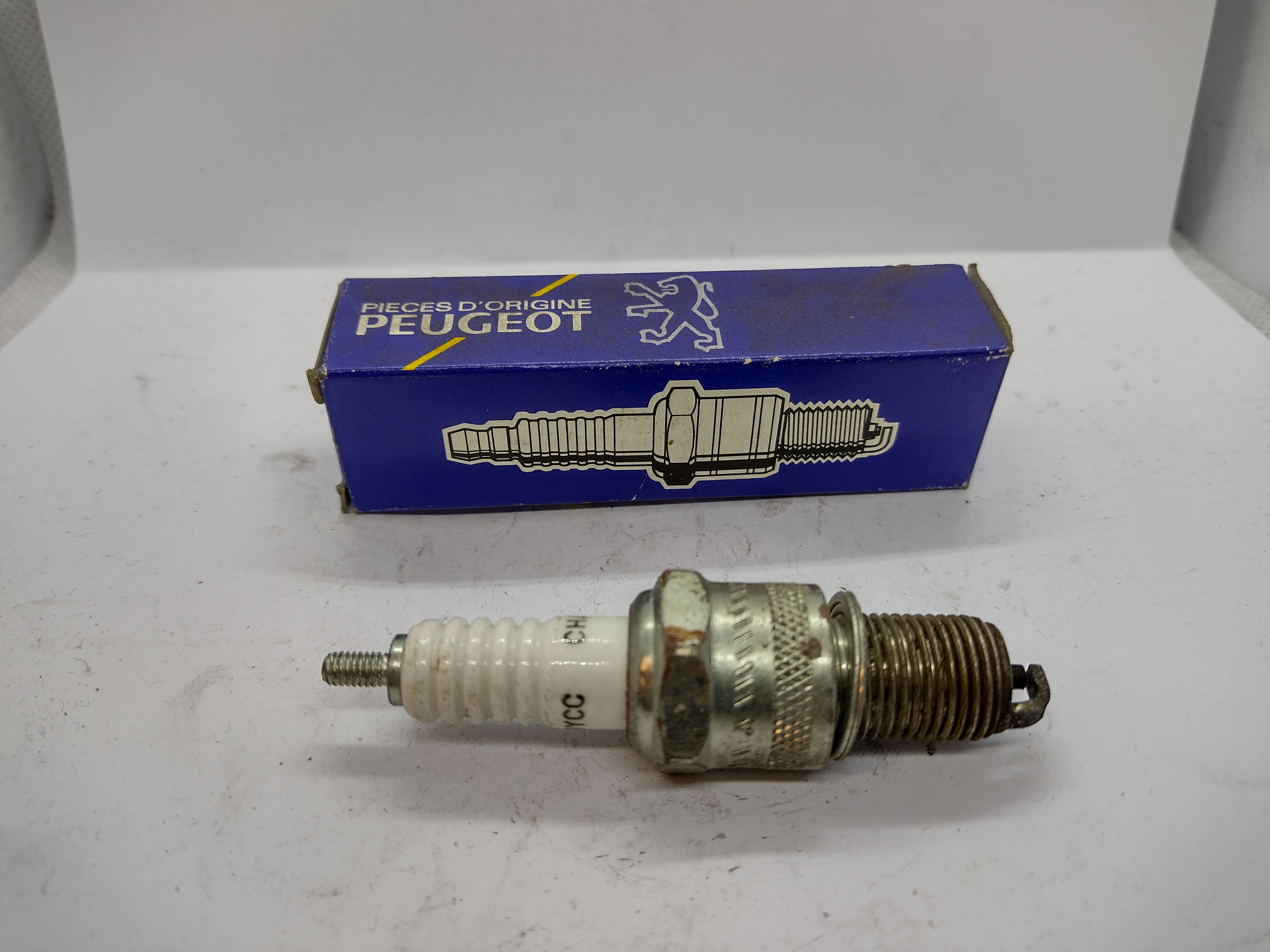 Peugeot Zündkerze 596007 CHAMPION RN9YCC NEU NOS NEW OEM Peugeot Zündkerze 596007 CHAMPION RN9YCC NEU NOS NEW OEM