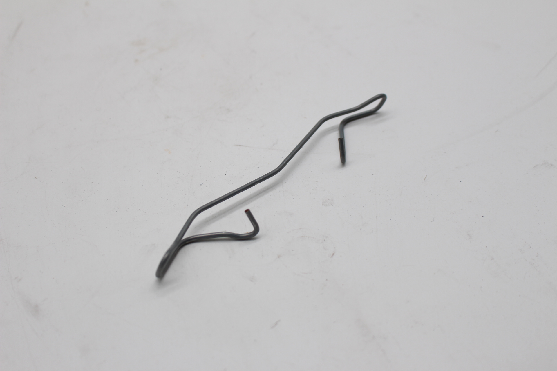 Peugeot / Citroen Haltefeder für Bremsbeläge vorne 9834700280 NEU NOS NEW OEM