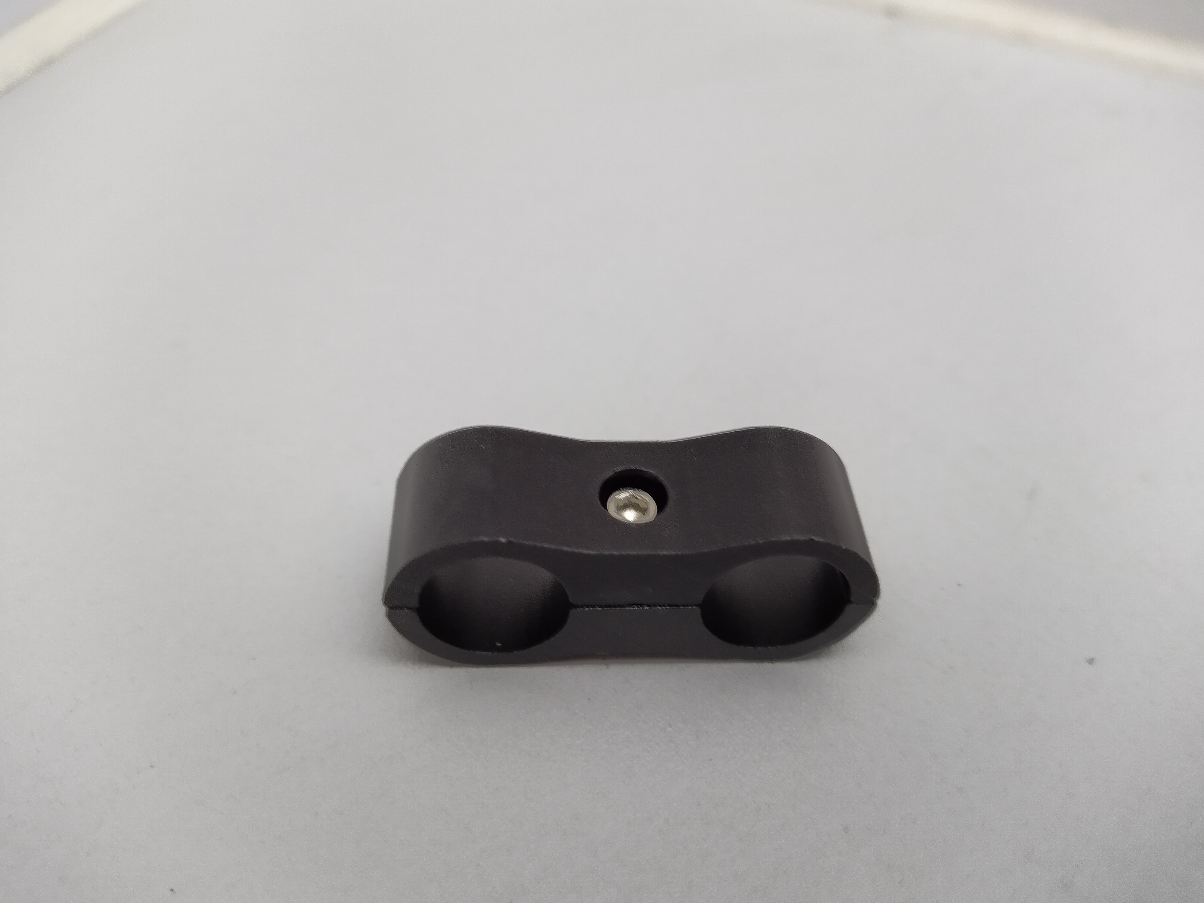 Schlauchhalter 2x13,5mm schwarz (Dash 6 AN6)