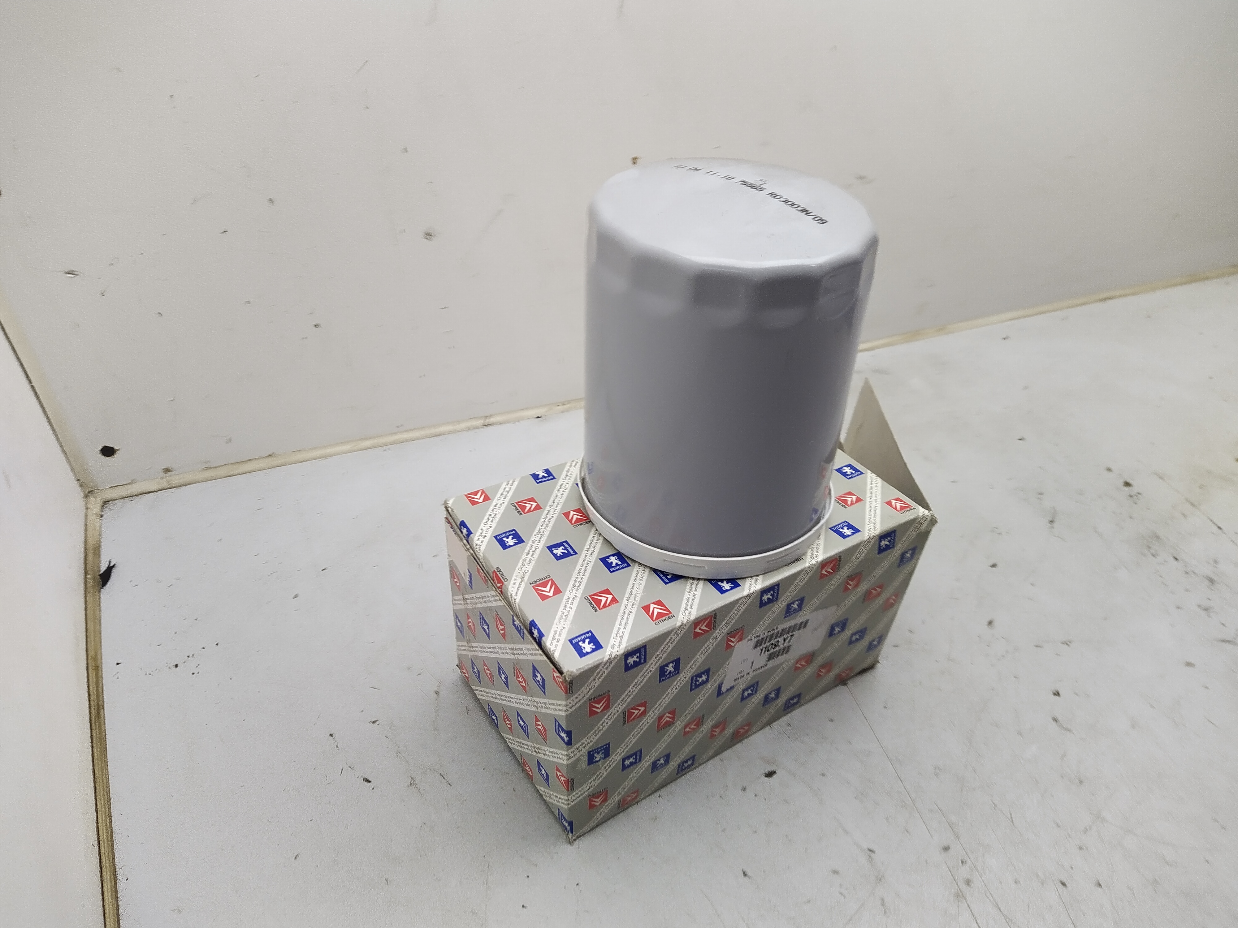 Original Peugeot Citroen OELFILTER 1109Y7 NEU NOS NEW Original Peugeot Citroen OELFILTER 1109Y7 NEU NOS NEW