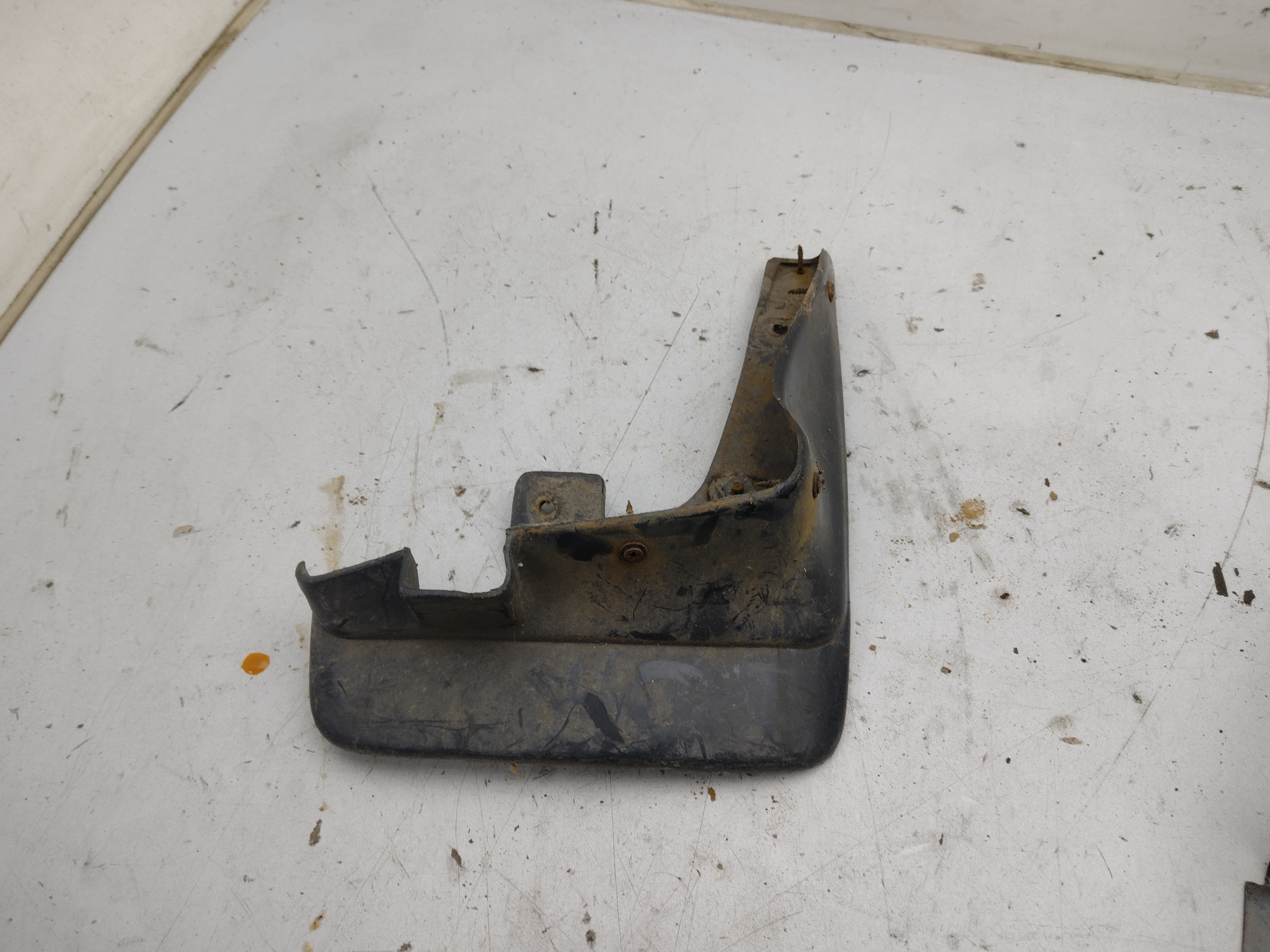 Mudflap Schmutzfänger rechts für Subaru Justy KAD Mudflap Schmutzfänger rechts für Subaru Justy KAD