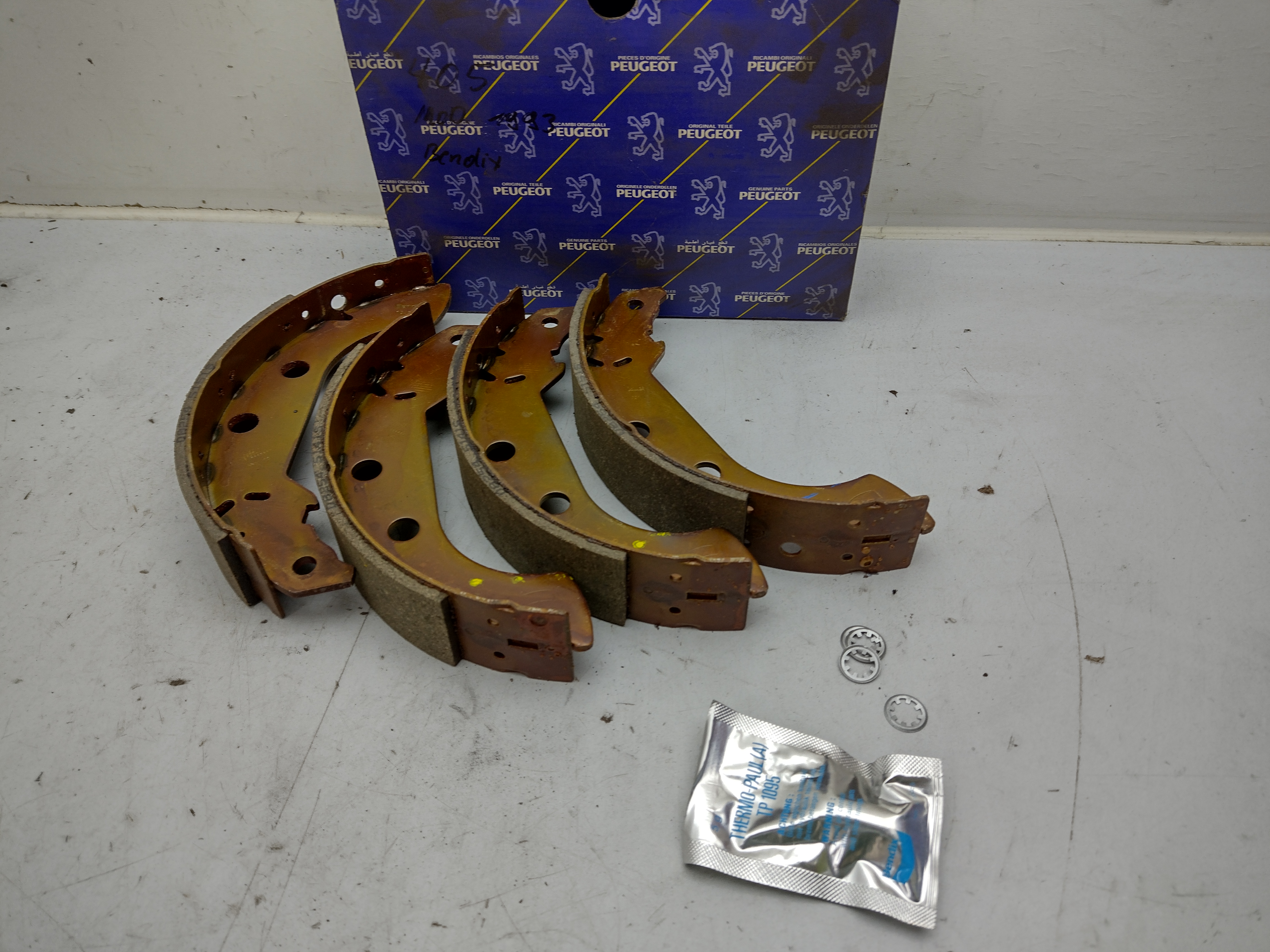 Peugeot / Citroen Bremsbackensatz 424155 NOS NEW OEM Peugeot / Citroen Bremsbackensatz 424155 NOS NEW OEM