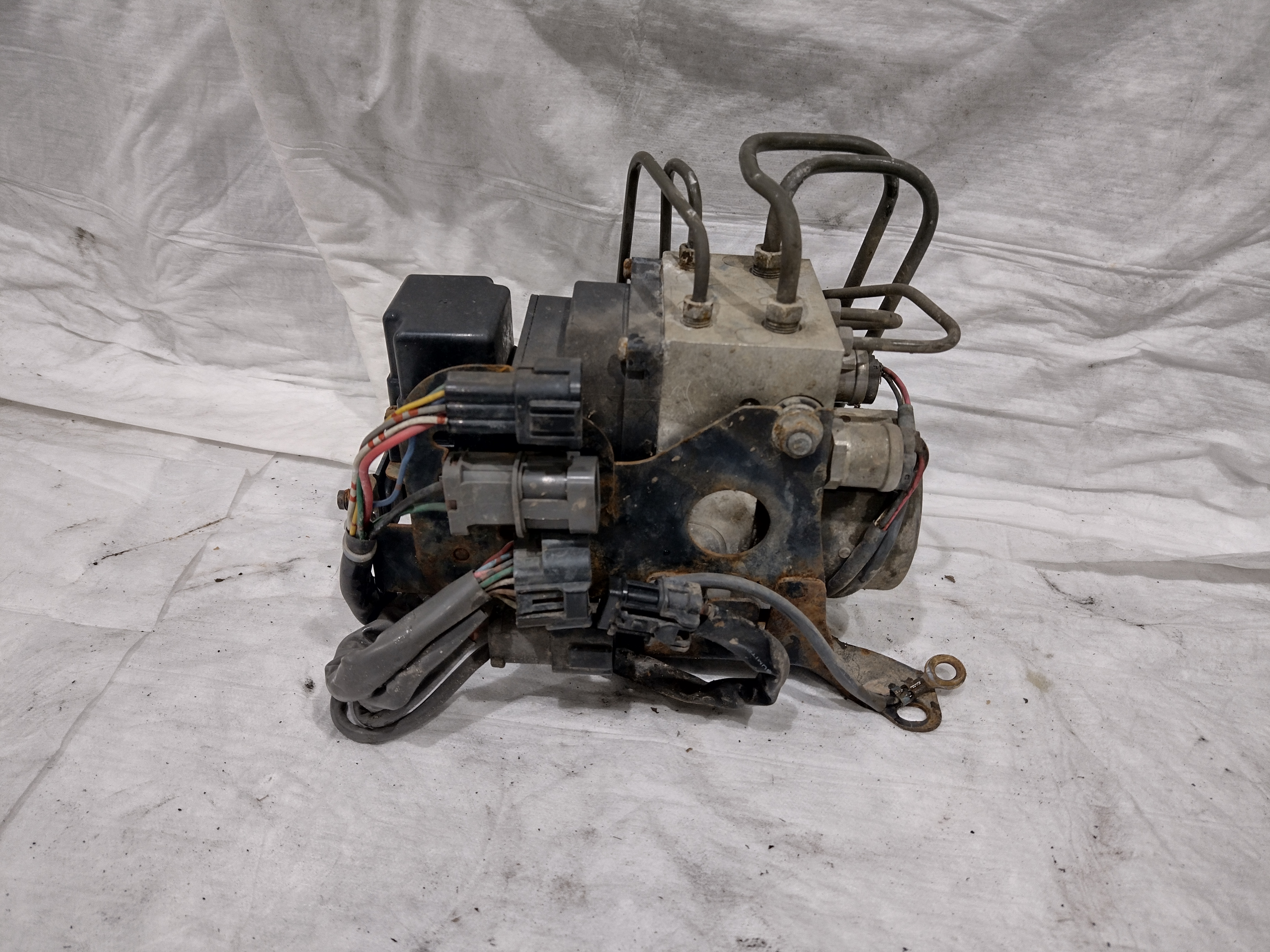 ABS Block Steuerung  von Subaru Outback BE BH H6 23536AE001 ABS Block Steuerung  von Subaru Outback BE BH H6 23536AE001