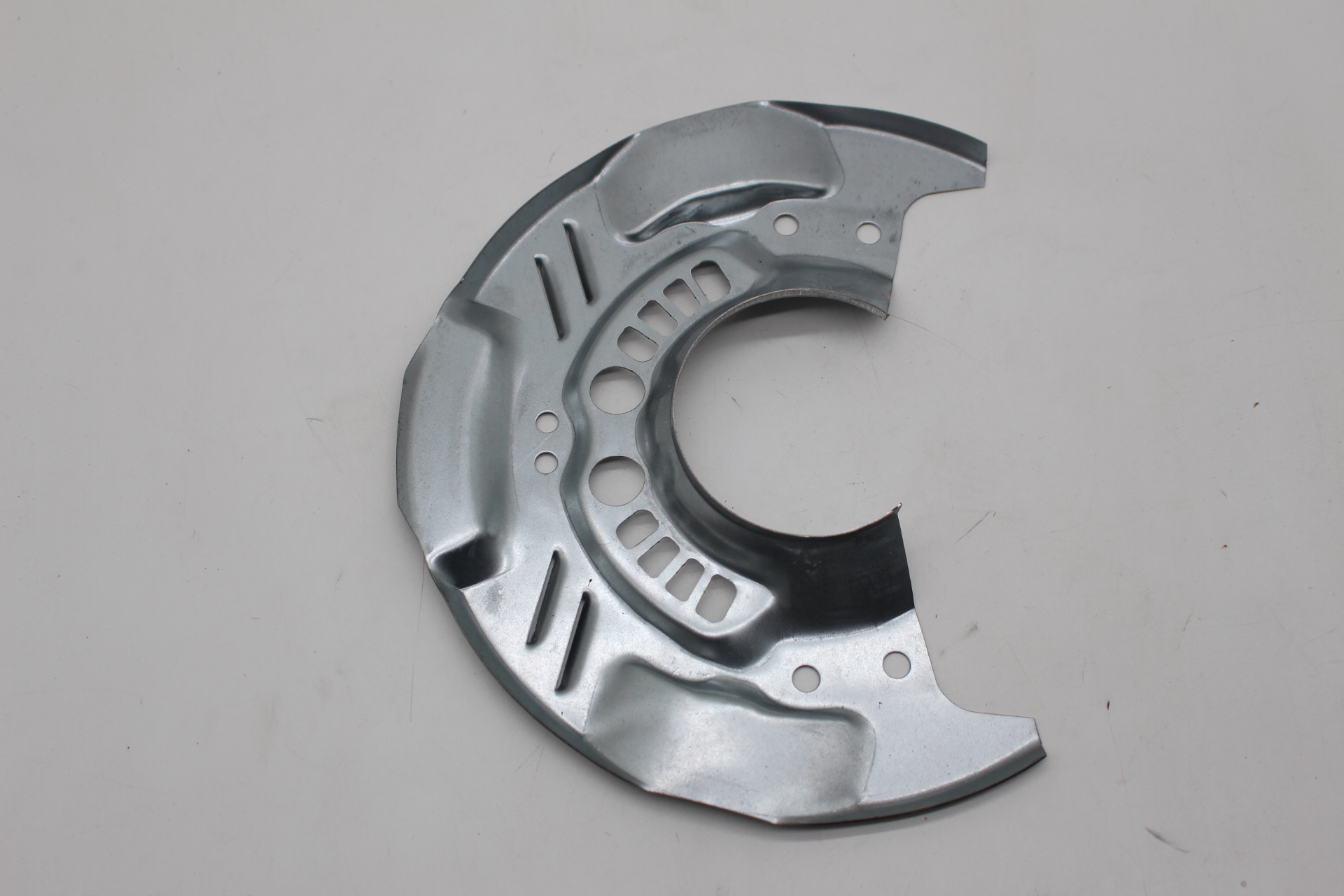 Ankerblech vorne für Subaru Impreza / Legacy / Forester – 277 mm Bremse – verzinkt