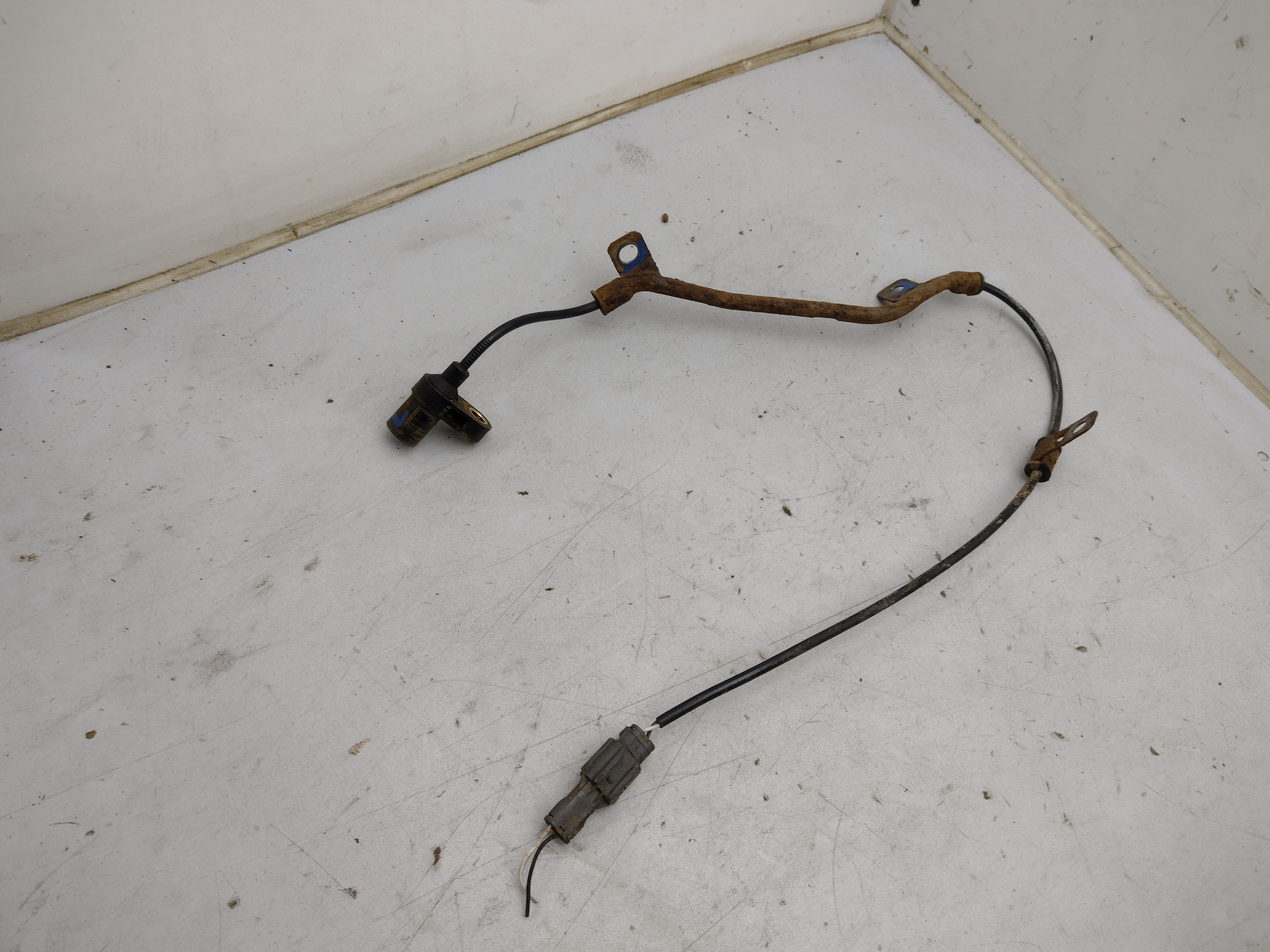 ABS Sensor hinten links von Subaru Legacy 3 BE BH / Outback 2 BE BH ABS Sensor hinten links von Subaru Legacy 3 BE BH / Outback 2 BE BH