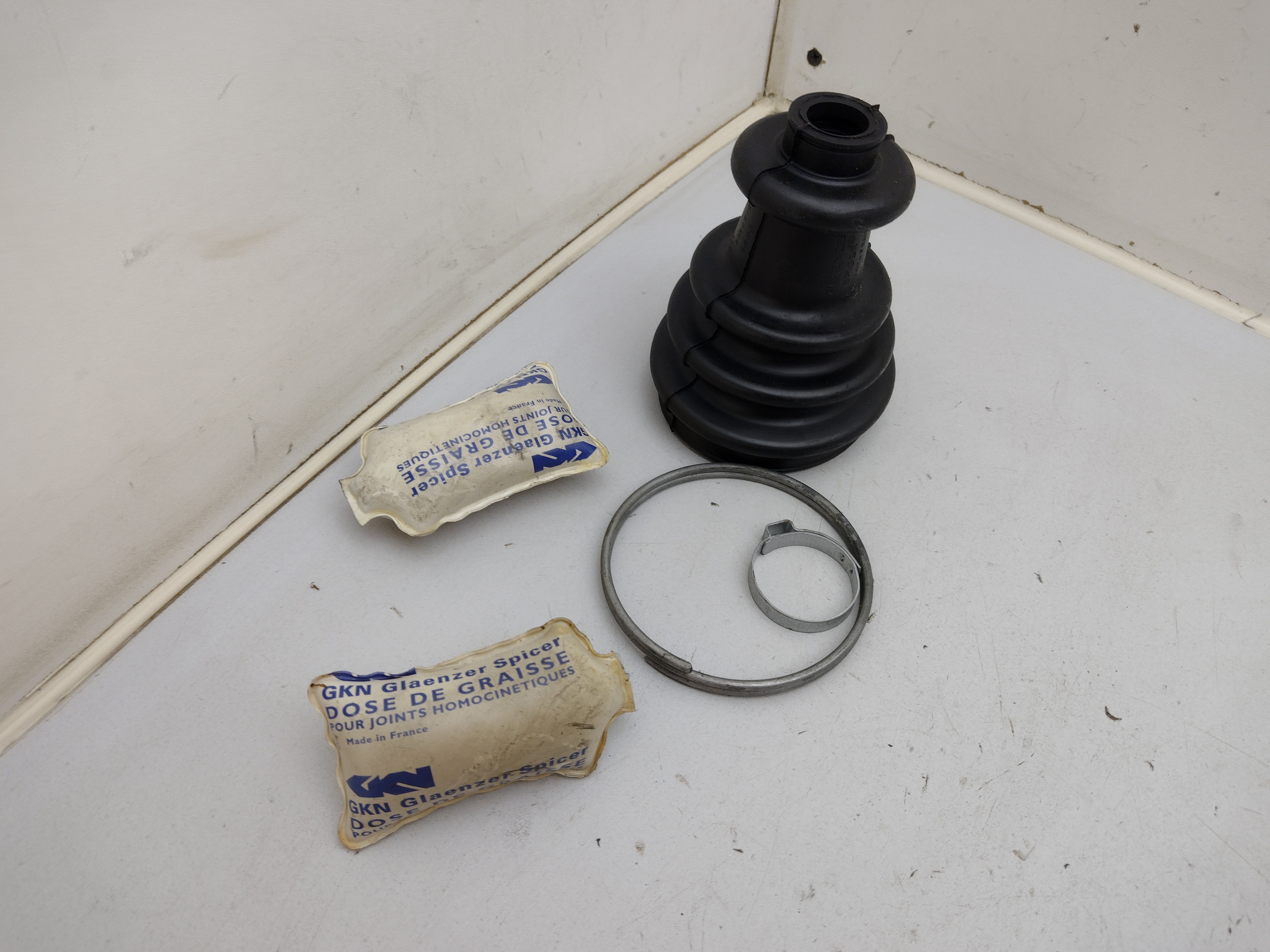 Peugeot / Citroen Manschettensatz 86mm Radseite 329374 NOS NEW OEM Peugeot / Citroen Manschettensatz 86mm Radseite 329374 NOS NEW OEM