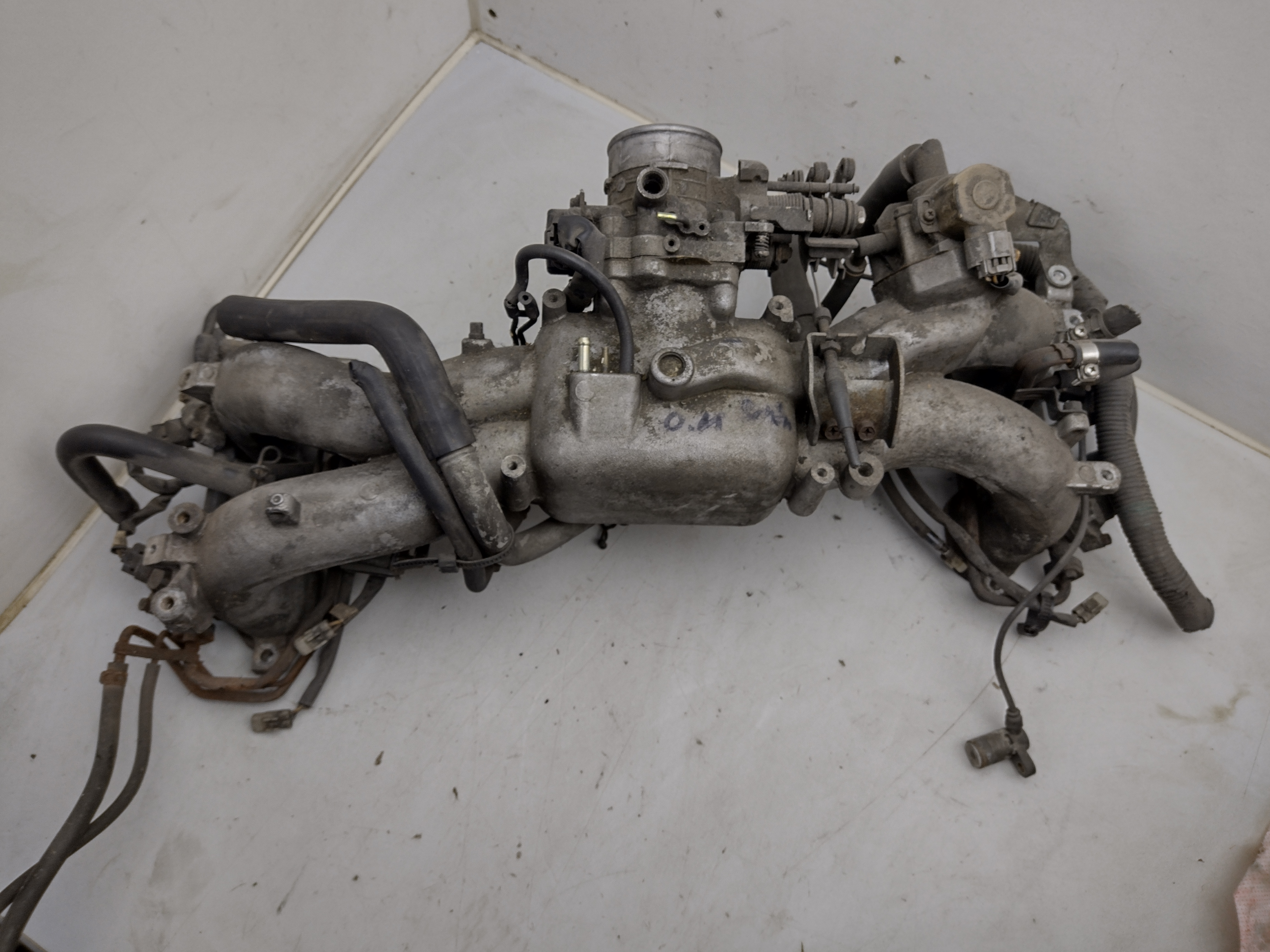 Ansaugbrücke mit Einspritzdüsen, Drosselklappe und Leerlaufregelregler von Subaru Legacy Turbo BC BJF 200 PS Ansaugbrücke mit Einspritzdüsen, Drosselklappe und Leerlaufregelregler von Subaru Legacy Turbo BC BJF 200 PS