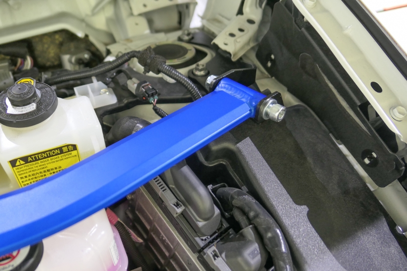 Hardrace Domstrebe vorne für Toyota Prius Alpha ZVW40