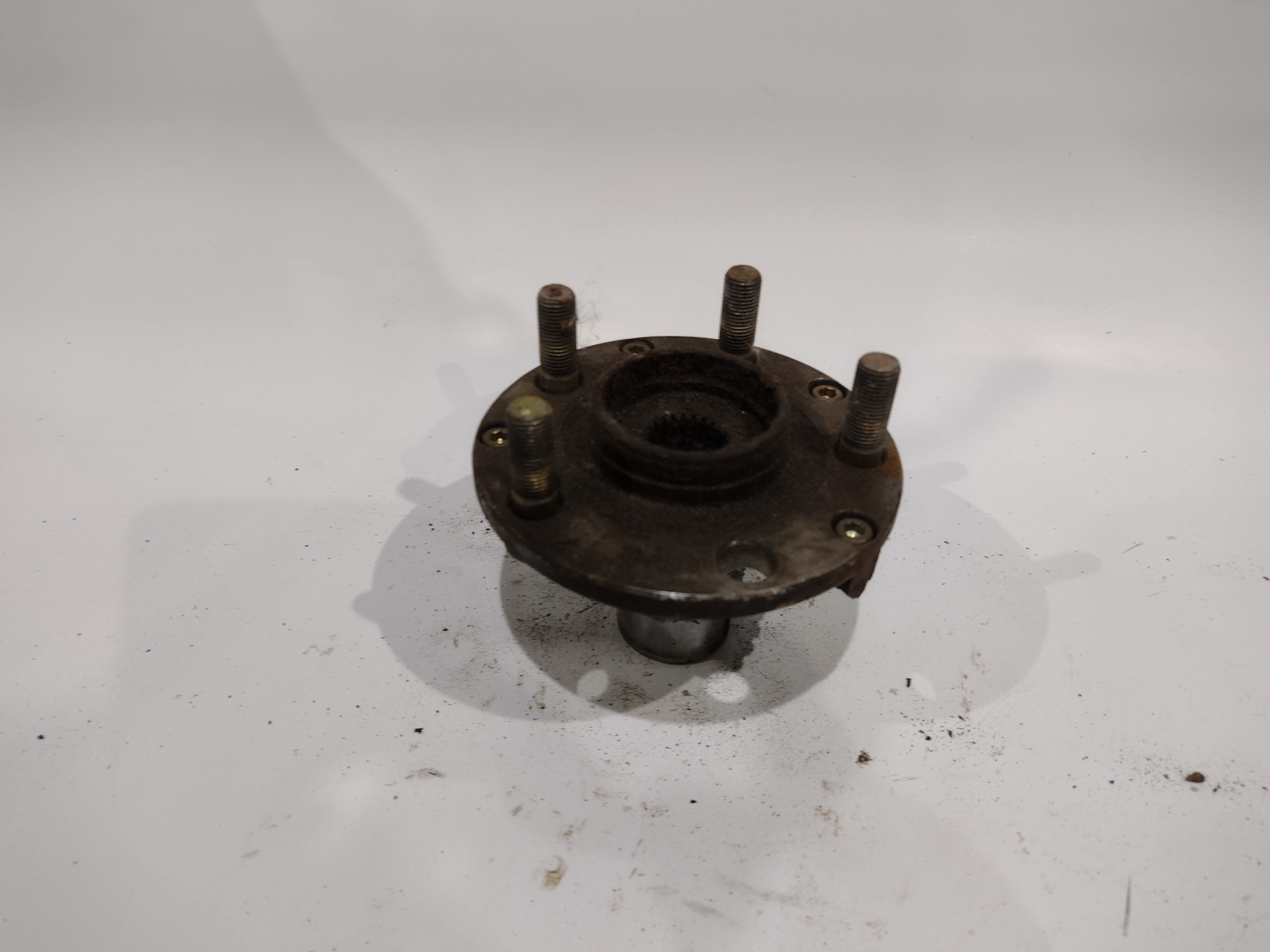 Radnabe hinten mit defekten ABS Ring für Subaru Impreza GC GF Radnabe hinten mit defekten ABS Ring für Subaru Impreza GC GF